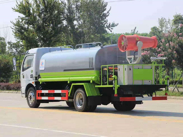 東風(fēng)8方灑水霧炮車(chē)