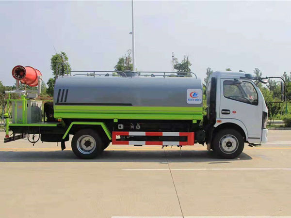 東風(fēng)8方灑水霧炮車(chē)
