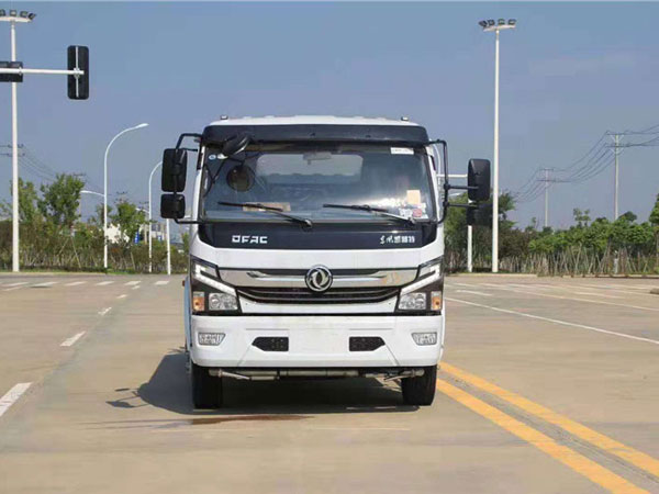 東風(fēng)8方灑水霧炮車(chē)