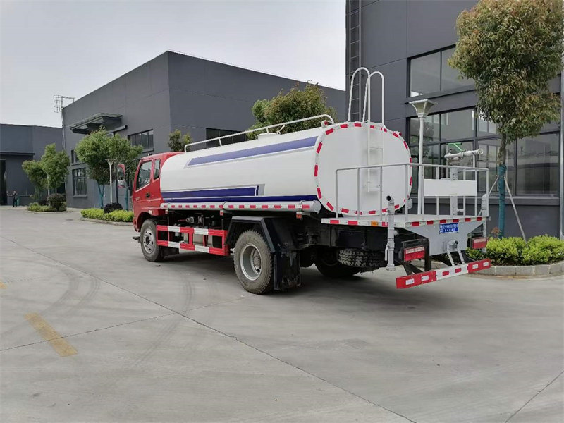 飛碟奧馳V3綠化噴灑車清倉大甩賣
