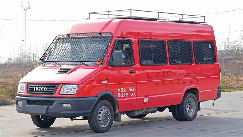 依維柯藍(lán)牌運(yùn)兵車省油省力