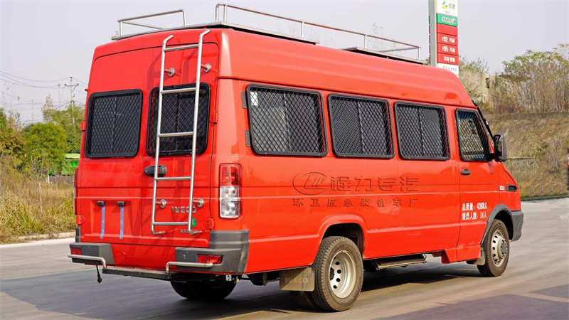 依維柯藍(lán)牌運(yùn)兵車省油省力