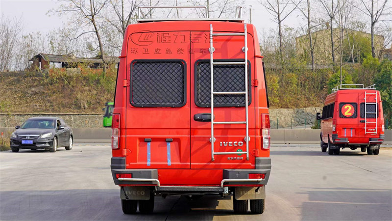 依維柯藍(lán)牌運(yùn)兵車省油省力