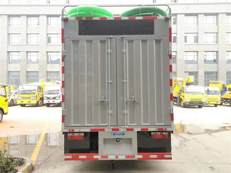 大多利卡雙疊螺吸污凈化車發(fā)車