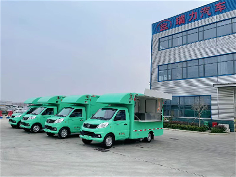 四臺(tái)福田小吃車發(fā)車