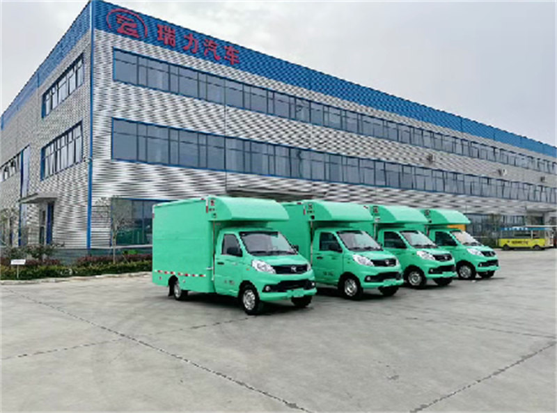 四臺(tái)福田小吃車發(fā)車