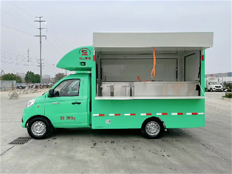 四臺(tái)福田小吃車發(fā)車