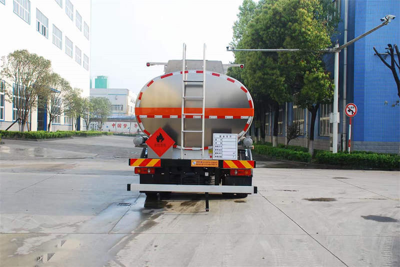 國(guó)六東風(fēng)天錦運(yùn)油車?yán)麧?rùn)