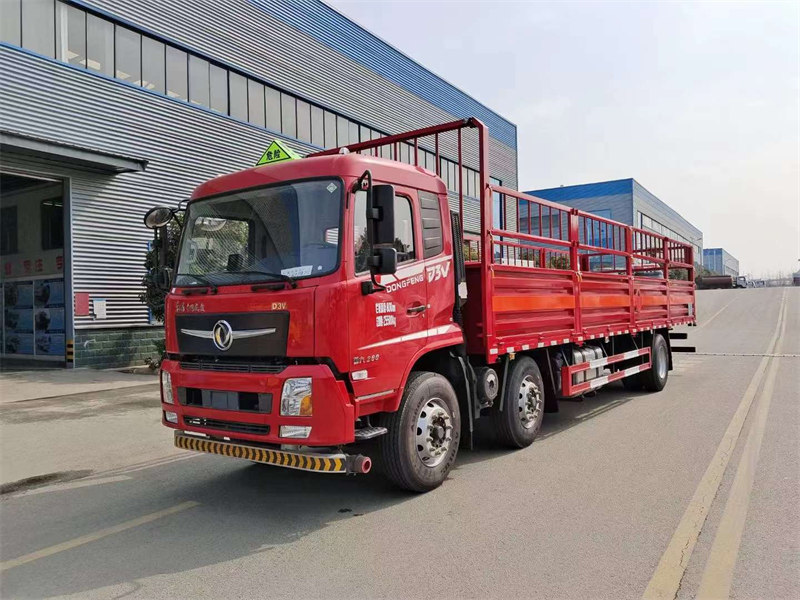 9.6米東風(fēng)小三軸氣瓶運(yùn)輸車(chē)配置
