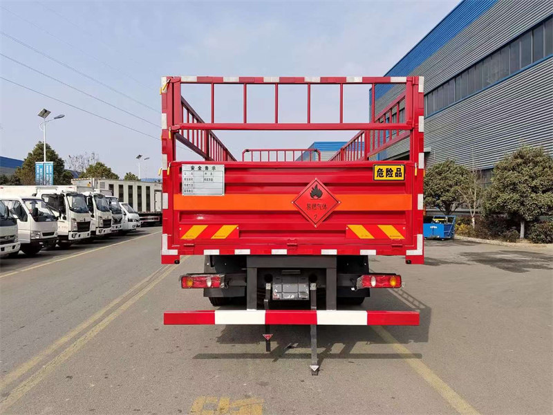 9.6米東風(fēng)小三軸氣瓶運(yùn)輸車(chē)配置
