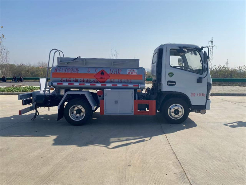 東風(fēng)利多?卡D5加油車(chē)廠家直賣(mài)
