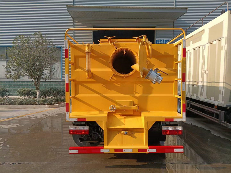 6方東風(fēng)小多利卡污水處理車