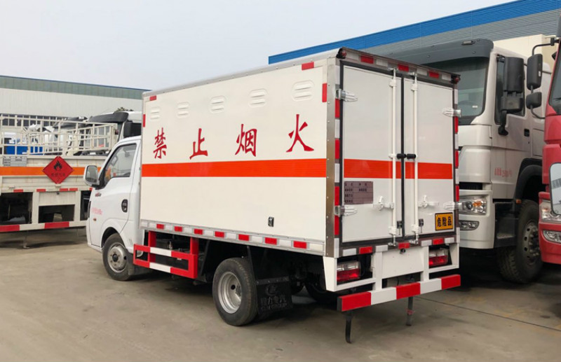 東風(fēng)途逸雜項(xiàng)廂式運(yùn)輸車發(fā)車