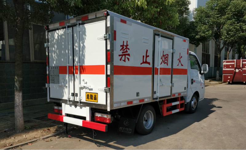 東風(fēng)途逸雜項(xiàng)廂式運(yùn)輸車發(fā)車