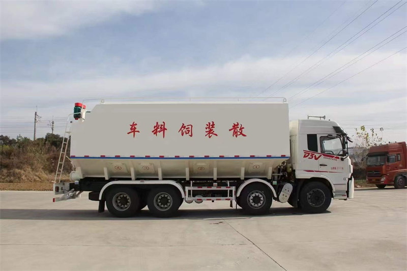 東風(fēng)暢行前四后八飼料車成本低