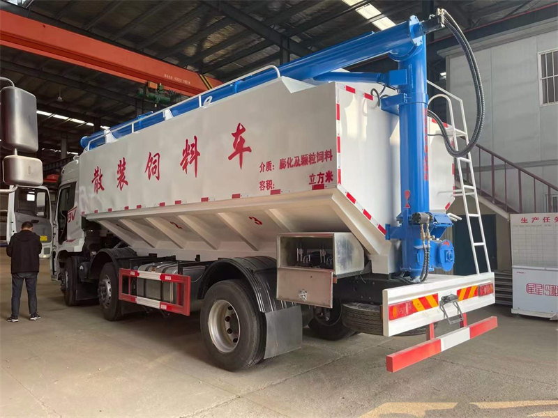 東風(fēng)暢行前四后八飼料車成本低
