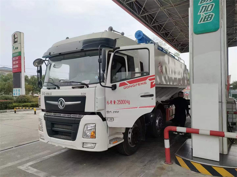 東風(fēng)暢行前四后八飼料車成本低