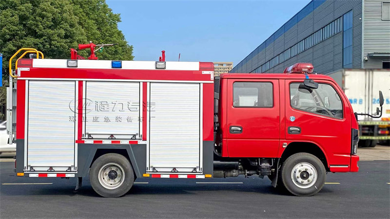 小多利卡2.5噸水罐消防車廠家直銷