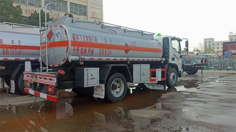 國(guó)六加油車(chē)新品暢銷(xiāo)