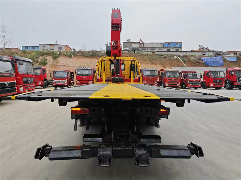 東風(fēng)D9清障車(chē)帶吊現(xiàn)車(chē)鉅惠可上京牌