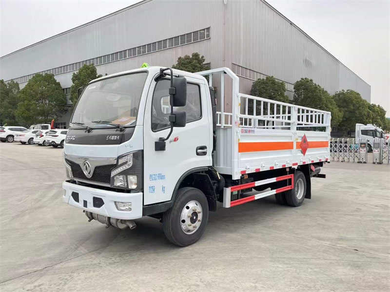 東風(fēng)小黃牌氣瓶運(yùn)輸車發(fā)車
