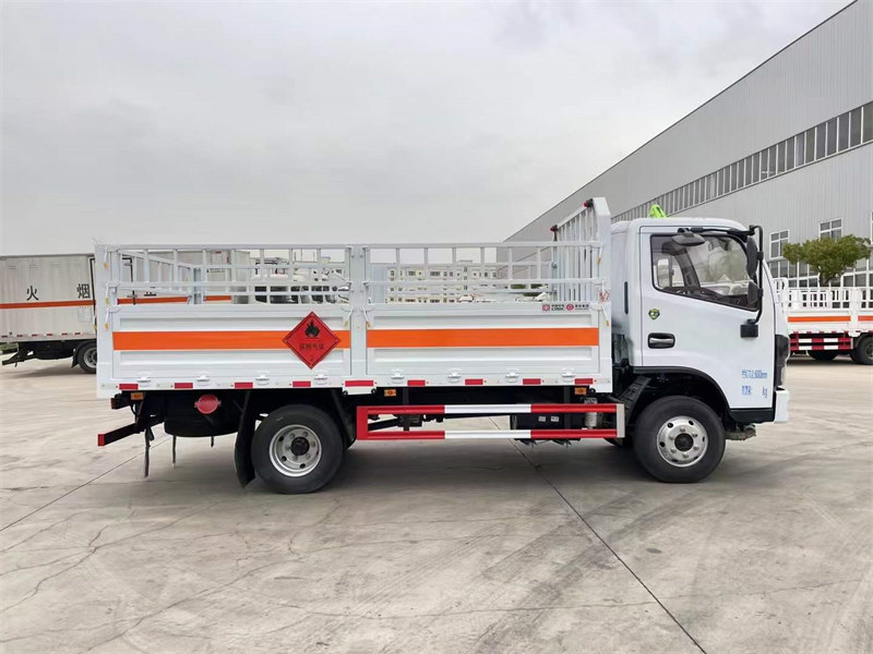 東風(fēng)小黃牌氣瓶運(yùn)輸車發(fā)車