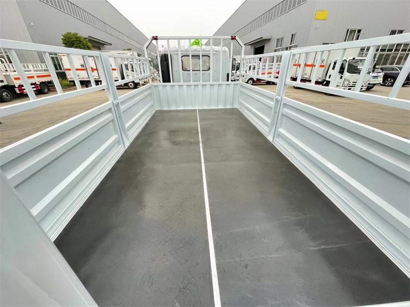 東風(fēng)小黃牌氣瓶運(yùn)輸車發(fā)車