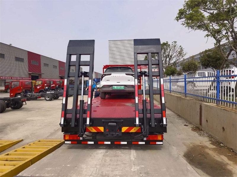 平板拖車就選東風(fēng)前2后6帶提升橋
