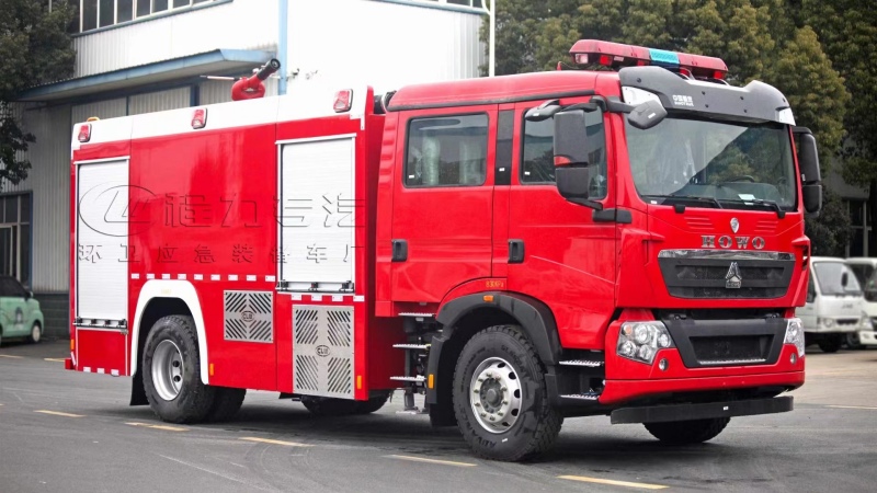 重汽豪沃8噸水罐消防車