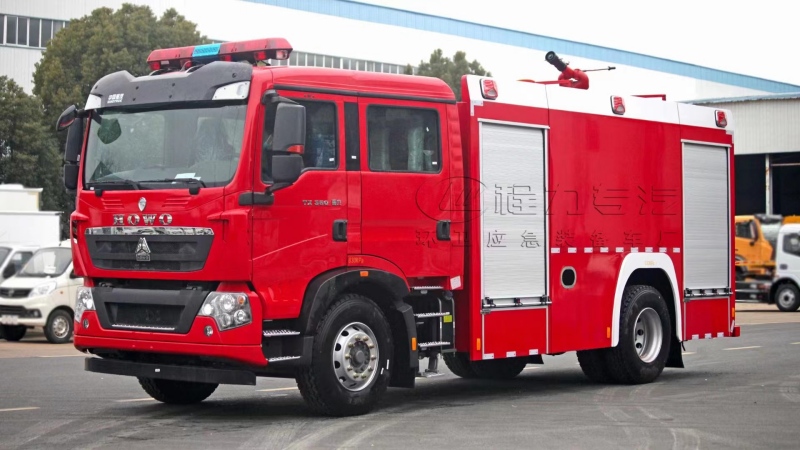 重汽豪沃8噸水罐消防車