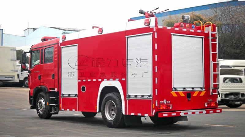 重汽豪沃8噸水罐消防車