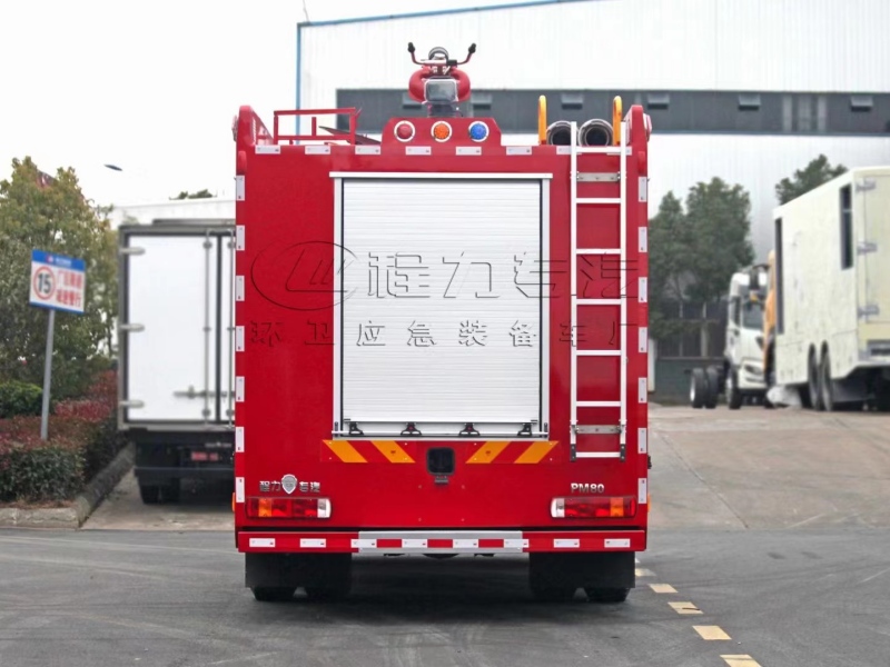 重汽豪沃8噸水罐消防車
