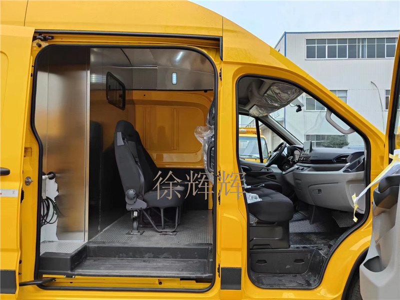 機(jī)場用大通助航燈光應(yīng)急作業(yè)車