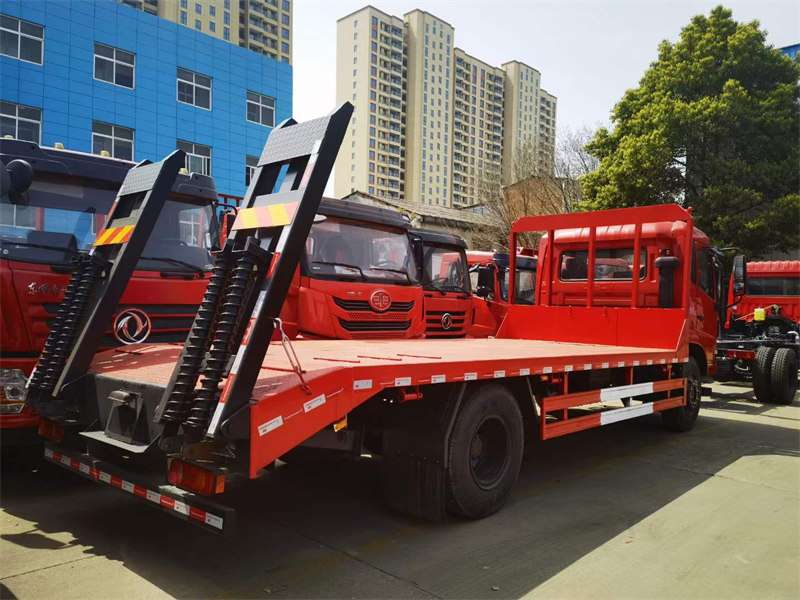 工程機(jī)械運(yùn)輸車天錦平板車4月優(yōu)惠價(jià)