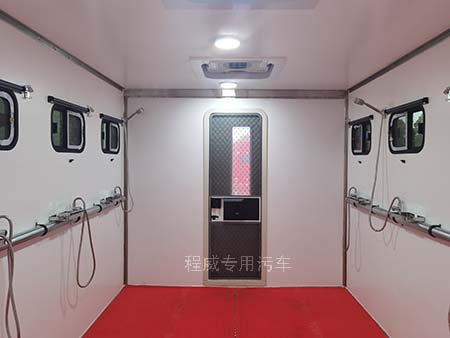 東風(fēng)淋浴車能容納多人同時淋浴的車子