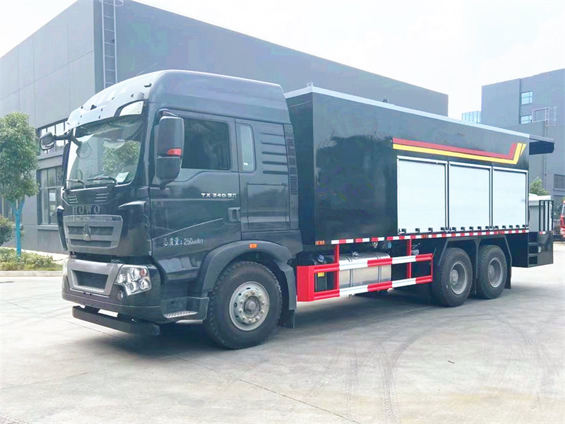 程力重汽豪沃稀漿封層車