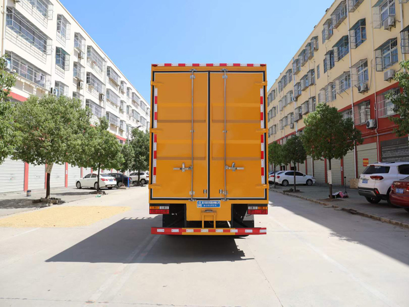 6.2方大運(yùn)綠化綜合養(yǎng)護(hù)車廠家直銷
