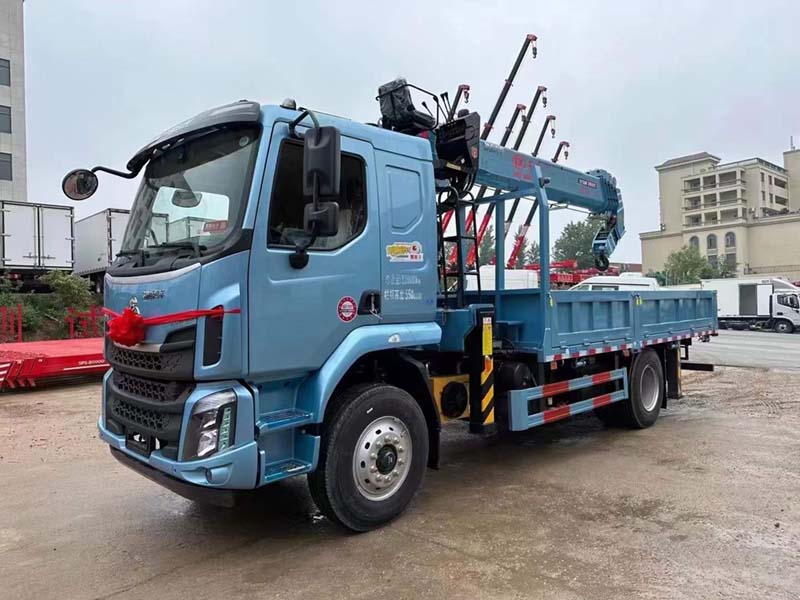 8噸柳汽乘龍單橋隨車吊4500軸距