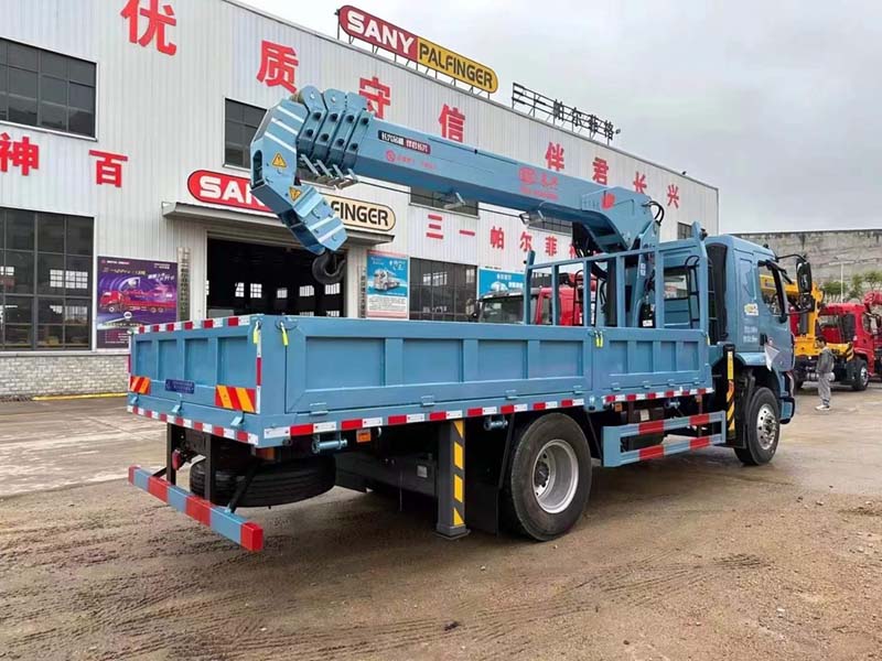 8噸柳汽乘龍單橋隨車吊4500軸距
