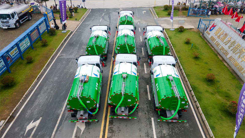 東風華神T3吸污車7臺批量發(fā)車