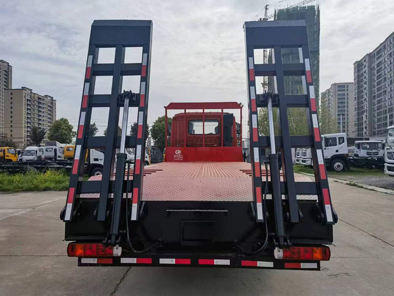 解放悍V8x2平板車?yán)?1噸不超載
