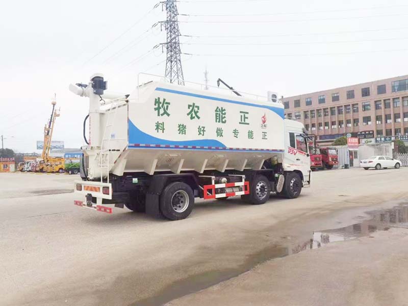 東風(fēng)前四后八散裝飼料車(chē)成本低