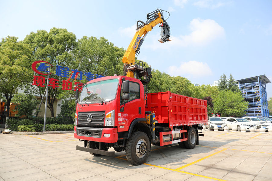 航天萬山四驅(qū)越野抓斗式垃圾車-隨車人折臂抓機(jī)