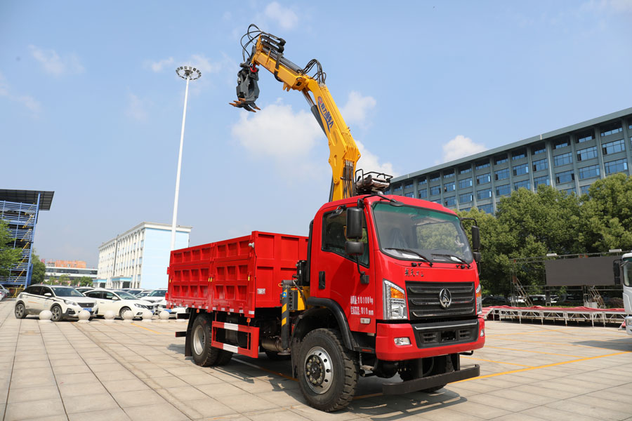 航天萬山四驅(qū)越野抓斗式垃圾車-隨車人折臂抓機(jī)
