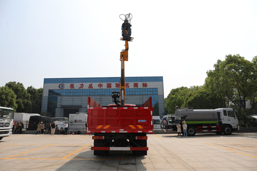 航天萬山四驅(qū)越野抓斗式垃圾車-隨車人折臂抓機(jī)