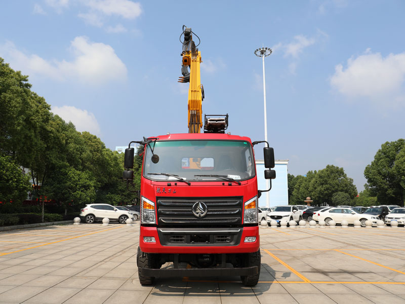 航天萬山四驅(qū)越野抓斗式垃圾車-隨車人折臂抓機(jī)