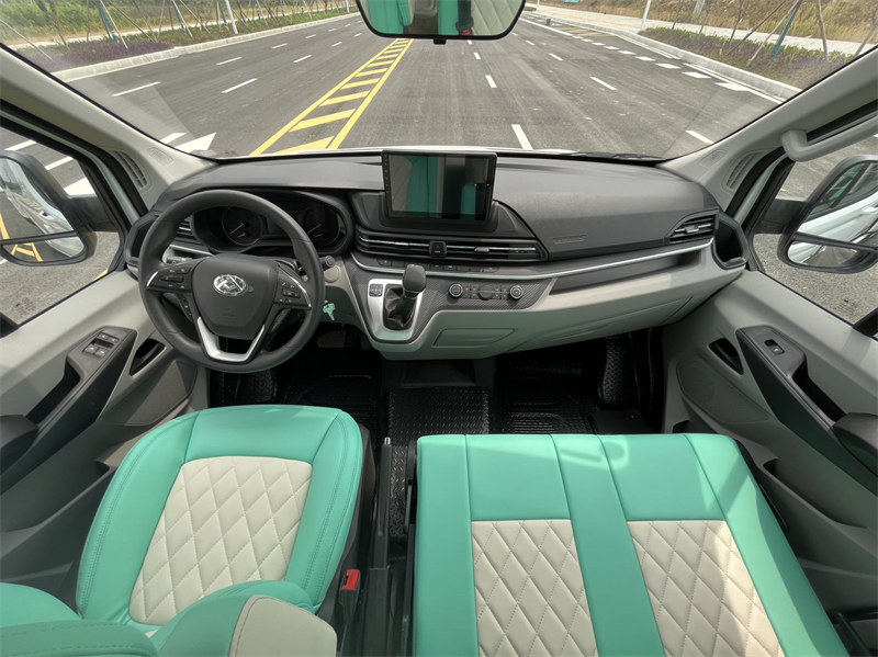 大通V90短軸高頂房車現(xiàn)車