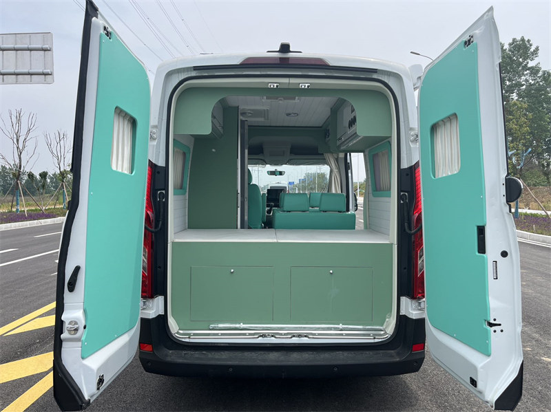 大通V90短軸高頂房車現(xiàn)車