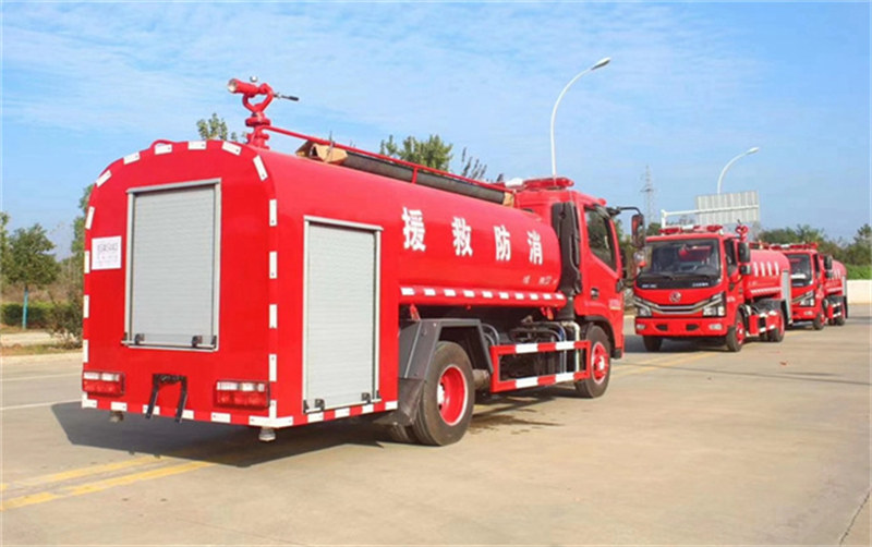 東風(fēng)消防灑水車批量發(fā)車