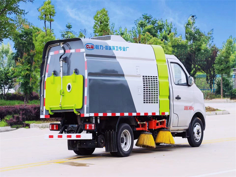 3方長安掃路車調(diào)試中